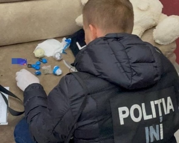 Doi bărbați și o femeie vindeau droguri pe Telegram. Venitul zilnic al organizatorului era de circa 10 mii de lei